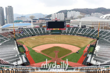 NC파크 구조물 낙하 사망사고, 롯데도 사직-상동구장도 점검 드론 촬영 등 3일까지 세부 점검 진행