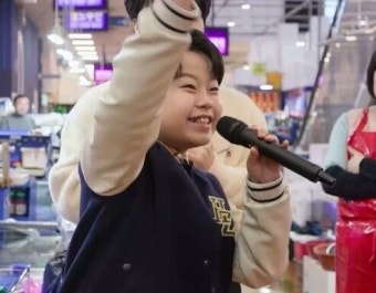 황민우·황민호, 노량진 수산시장에 떴다…즉석 팬미팅까지 [슈돌]