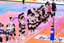 몸을 던지는 수비 대단 김연경 라스트댄스에 경외심... 박수받아 마땅한 정관장 투혼 자랑스럽다 [MD인천]