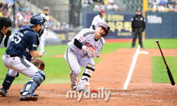 [MD포토] 박동원 151km 패스트볼에 맞았다. 너무 아프다