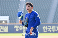 [MD포토] 김영웅 '수비 훈련 끝, 후련하네'
