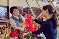 [현장] 농가에도 봄이 왔어요…시몬스 파머스 마켓 열기 후끈