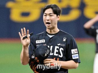 [MD포토] 엄상백, '피치컴 안들려~'