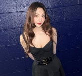 조이, 블랙 미니 원피스 입고 치명美 폭발…섹시한데 귀엽기까지