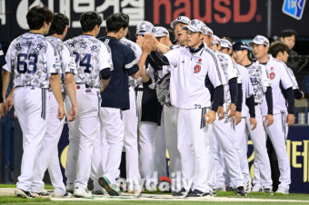 [MD포토] 조성환 감독대행 '3경기 만에 짜릿한 첫 승'