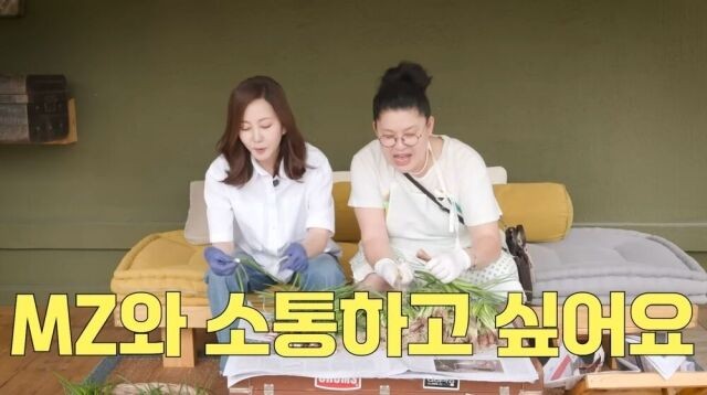 김남주, 딸과 함께 스카프 패션으로 새로운 도전 - 유튜브 채널에서 바캉스 스타일 소개