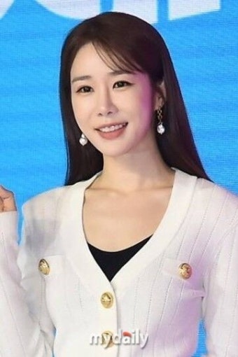 [단독] 유인나, 19년 만에 YG 떠난다…초록뱀엔터 行