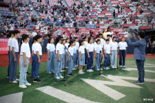 KT, 수원시청소년청년재단과 업무 협약 체결... 합창단 애국가 제창→재단 소속 청소년 장내 아나운서 체험