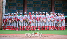 [MD포토] 충암중학교 승리 후에도 모여 감독 조언 듣는 선수단