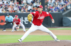 세기의 대결 싱겁게 끝났다, 150km KKK QS 김광현 웃었다…1이닝 5실점 류현진 눈물 [MD대전]