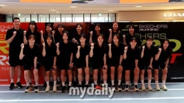 정관장레드스파크스, '올시즌 스케쳐스와 함께!'...감독님까지 총출동