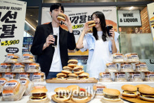 [MD포토] 이마트24, 신세계푸드 노하우를 담은 프리미엄버거 2종 출시