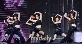[MD포토] 강렬한 퍼포먼스 선보이는 걸그룹 이즈나