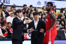 마레이 '28득점 20리바운드' 괴력 발휘...LG, 현대모비스 제압하고 3연승 질주! KCC와 공동 선두 등극 (종합)