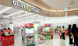 [MD포토] 한국 방문 필수 코스 올리브영, 외국인 구매 1조 원 시대 열었다