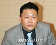 싸이, 수면제 대리수령 혐의…소속사 등 압수수색