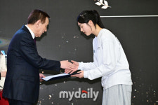 [MD포토] 손서연 '최우수선수상 수상하는 U16 주장'