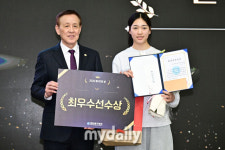 [MD포토] 손서연 '최우수선수상 수상의 영광을'