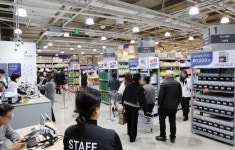 대형마트 집객 카드 ‘창고형 약국’…약사회 “접근성 악화 우려”