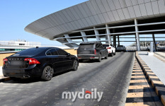 경사로에도… 인천공항 2터미널, 주차대란 시작 [MD포토]