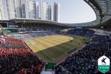 송민규 데뷔골-조영욱 환상 발리 FC서울, 경인더비 잡았다! 바베츠 퇴장 속에서 인천 2-1 격파...개막전부터 18108명 매진 [MD현장]