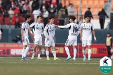 정정용 더비에서 웃지 못한 전북, 리그 첫 승 또 실패...홍윤상 선제골→모따 동점골 김천과 1-1 무승부 (종합)