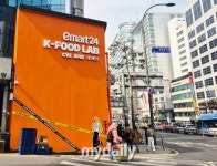 [르포] 명동 다이소 옆에 뜬 ‘라면 타워’…이마트24 ‘K-푸드랩’ 가보니