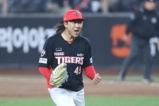 은성이 형, 그때와 지금의 저는 다릅니다” KIA맨 김범수는 3구삼진으로 증명했다…친정 한화에 90도 인사→SV로 20억원 ‘가치 증명’[MD... 