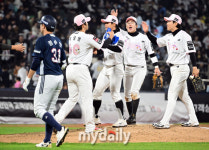 [MD포토] KT '두산 상대로 6-4 승리'
