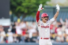 “김도영 MVP 시즌보다도 좋은 페이스, 흔들림 없다” 김태균 KIA 슈퍼스타 타격폼 극찬…42홈런 페이스