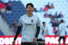 '8위까지 추락' LAFC 손흥민, 경질 위기 도스 산토스 두둔 …