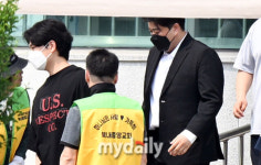 [MD포토] 목발 없이 가석방 출소하는 가수 김호중