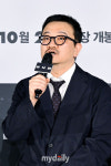 [MD포토] 취재진 질문에 답하는 '실낙원' 연상호 감독