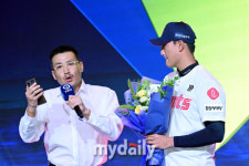 [MD포토] 롯데 유니폼 입은 박근서 부친 '축하의 노래'
