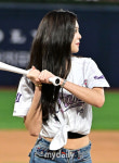 [MD포토] 2026 미스코리아 진 우서윤 '야구 배트 들고 시선 올킬'