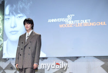 [MD포토] 우즈 '이승철 40주년 헌정곡 선물'