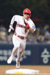 KIA 팬들 소리 질러, 준PO 직행한다→김도영 8회말 전율의 결승 투런포→3위 끝장승부 4-2 승리→고우석 3⅔이닝 초강수→LG·두산 WC... 