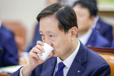 이찬진 “솔리다임 美 상장, 중복상장 해당…가능한 조치 검토”