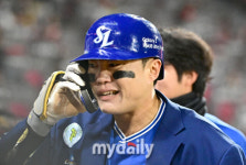 [MD포토] 류지혁 '역전 투런포에 벅찬 표정'