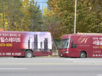 [경기]교통안전 위협하는 차량 창문까지 광고로 도배한 버스