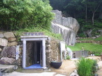 양산 호계리의 큰 바위 얼굴, 마애불 석굴암에서