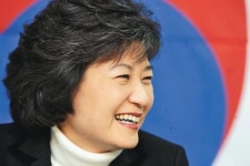 육영수 스타일바꾸니, 전남‘잘했네’ 전북‘이상해’