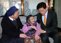 [경기] 무릎꿇은 김문수 “어머니들, 복 많~이 받으세요”