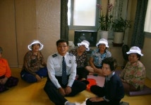 [전남] 화순경찰, 노인 교통사고예방 모자 전달