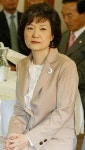 차분 모드 박근혜…이인기 의원은 인기 많아