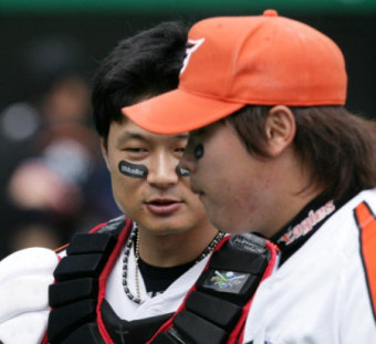류현진, 3경기 연속 완투…괴물 속편도 흥행가도
