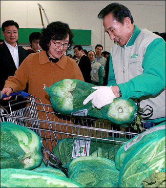 이명박,김장철 물가 챙기며 '민생행보' 계속