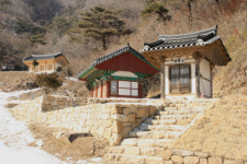 <213> 성혈사(聖穴寺), 뭇 꽃이 핀 나한전 앞에서