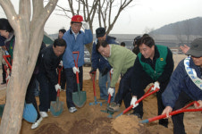 수원시 광교수련원에서 식목행사 가져