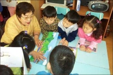 사랑이 담긴 따뜻한 손길 “할머니 선생님 좋아요”